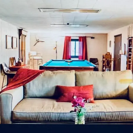 Delightful Patio Retreat With Pool Table In South Kc Apartment